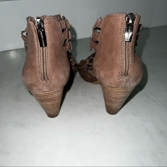 Vince Camuto Elanso Gladiator Strappy Sandals - Picture 17 of 17